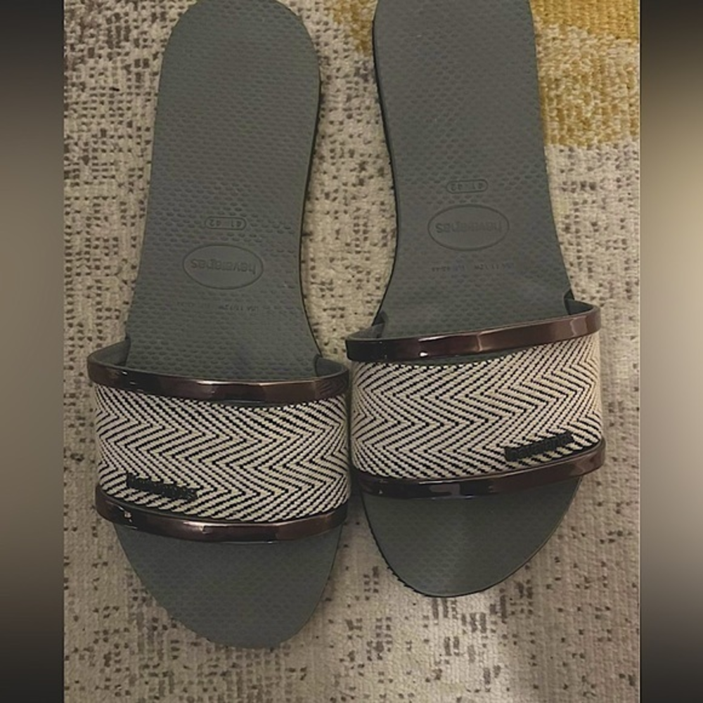 Havaianas Sandals,‎ Size 11, Gray, EUC